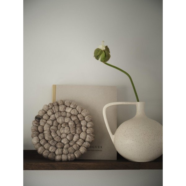 Nisha grytunderlägg Ø20 cm - Nougat Nisha grytunderlägg Ø20 cm - Nougat